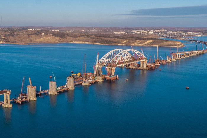 Instalación del arco del puente de Crimea completado antes de lo previsto