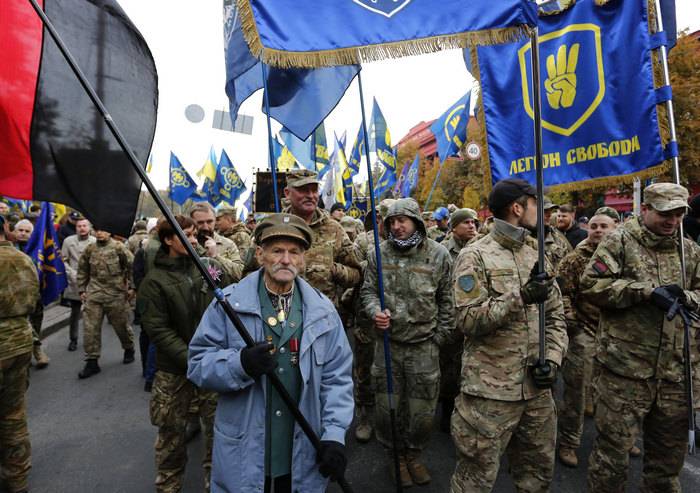 Kiev'de, radikal ülkenin her yerinden getirilir.