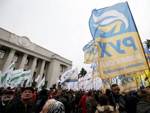 Volate di artiglieria nel centro di Kiev. Panico ai sostenitori di rally di Saakashvili