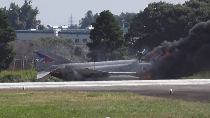 Un chasseur de l'armée de l'air japonaise prend feu au décollage