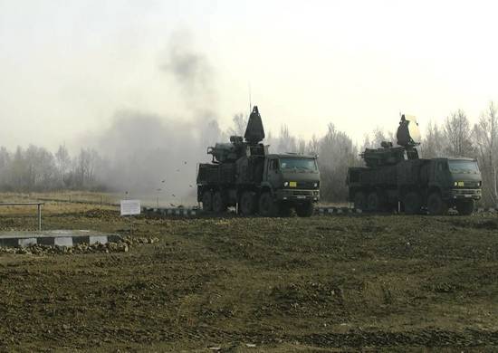 As tripulações do sistema de mísseis de defesa aérea Pantsir atiraram no campo de treinamento VVO