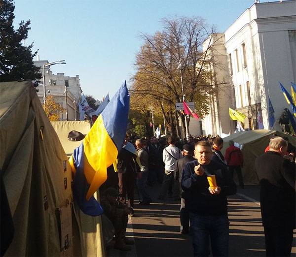 A polícia nacional usou gás lacrimogêneo contra manifestantes "sob a Rada" e ... retirou-se