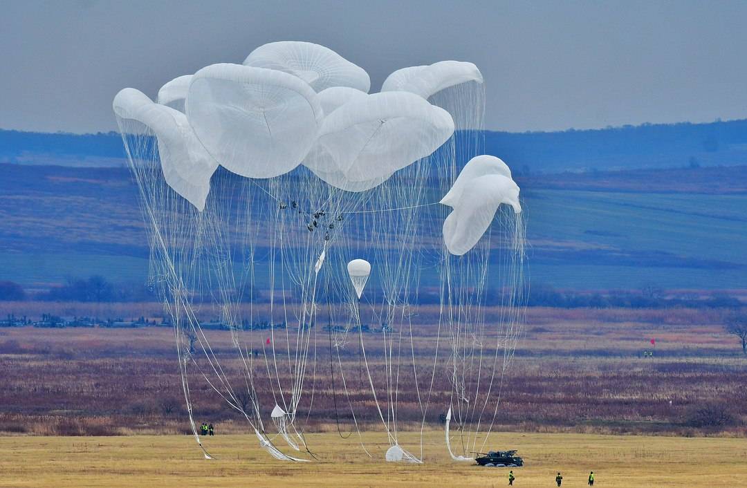 Применение воздушно десантные войска. Десантирование техники ВДВ РФ. Воздушно-десантные войска десантирование. Парашютно десантный. Техника на парашюте.