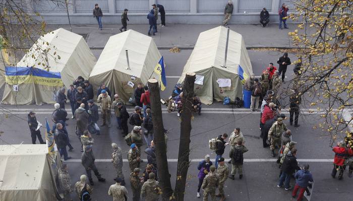 Poroshenko ve Avakov, Rada'daki çadırlara skandal