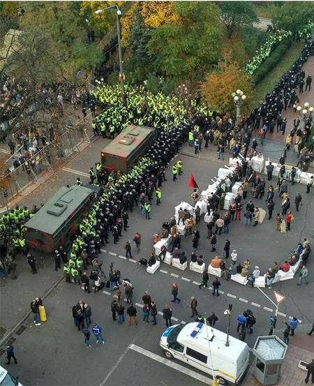 "Le bruissement de la poudre à canon." Sous les murs de la Verkhovna Rada, des radicaux des chauves-souris nationales ont décidé de rester