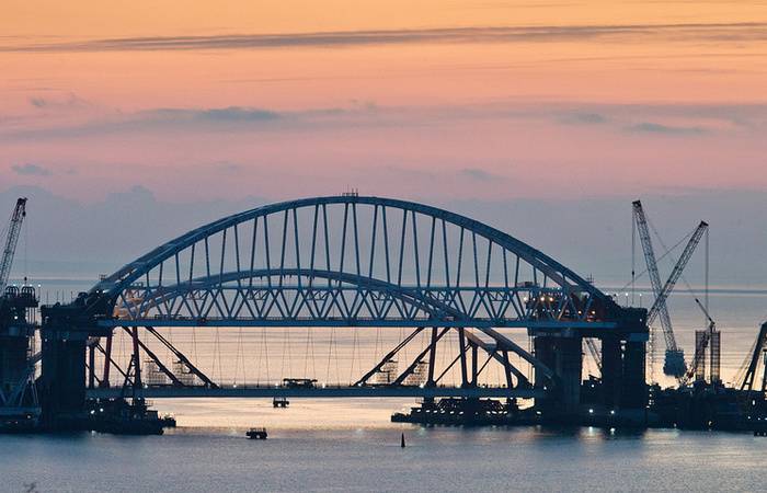 Os UAV notaram os Estados Unidos em construção da ponte da Crimeia