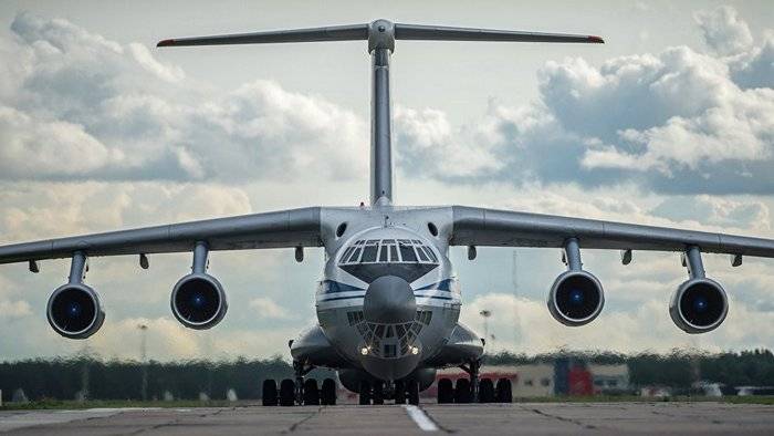 Zwanzig Il-76-Flugzeuge erarbeiteten den „afghanischen Anflug“ auf dem Flugplatz in Uljanowsk