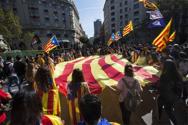 El Parlamento de Barcelona declara la independencia de Cataluña.