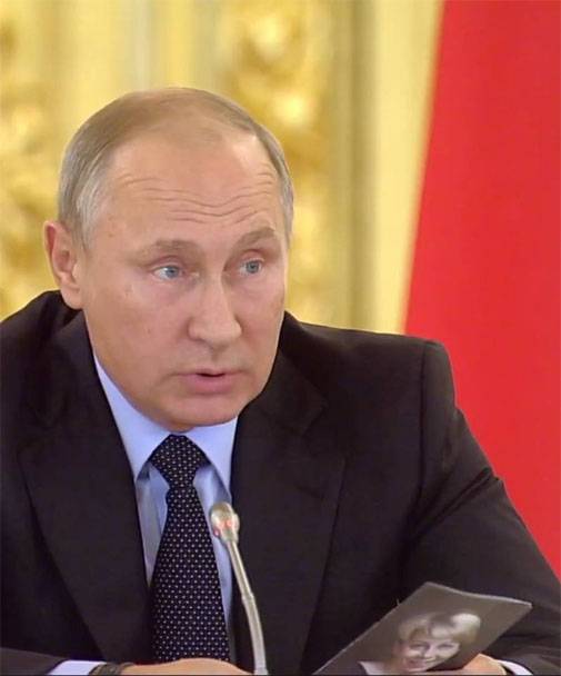 Vladimir Putin: Espero que el aniversario de la revolución dibuje una línea bajo la división en la sociedad