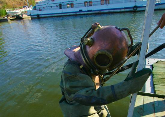 Pacific Fleet divers set a record for the depth of immersion