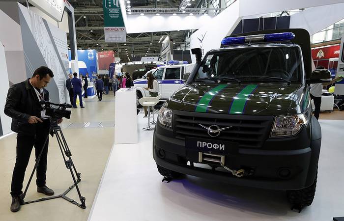 「UAZ Profi」は約5kmを旅し、エルブルス山に登った