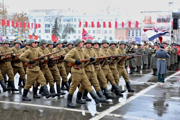 The military held in Samara, the first rehearsal of the Memory Parade in the outfit of the Red Army