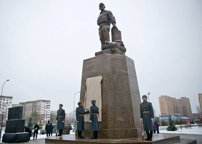 Orenburg에서 시리아에서 죽은 러시아 Prokhorenko의 영웅 기념비를 열었습니다.