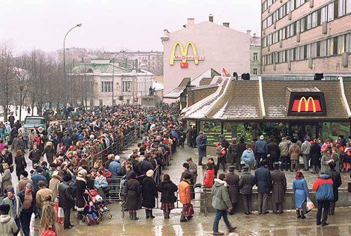 Деградация патриотизма  - "Русский марш" в очередях - от Макдональдса до "Айфона"