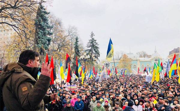 Misha es una revolucionaria. En las paredes de la IU construyendo un nuevo rally de Saakashvili.