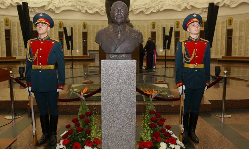 No Museu da Vitória em Moscou, abriu o busto do Marechal Bagramyan