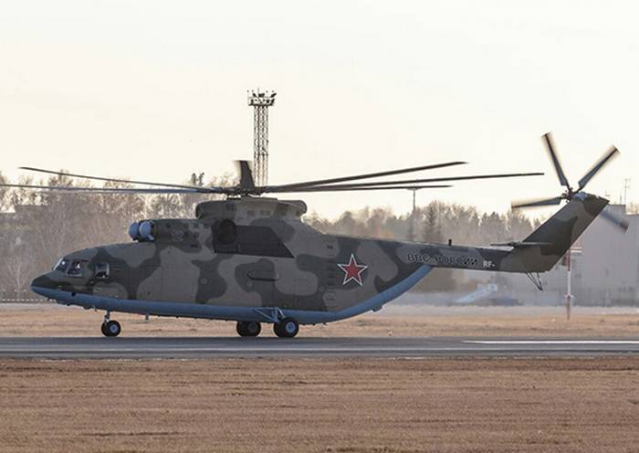 En ny Mi-26 transporthelikopter tog sig in i det östra militärdistriktet