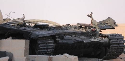 シリアでは、破壊された写真を打つT-90