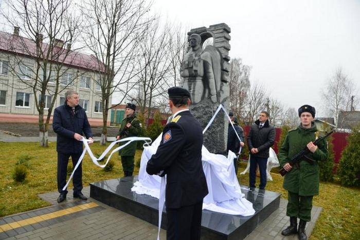 Um monumento aos soldados que morreram na Síria foi revelado perto de Bryansk