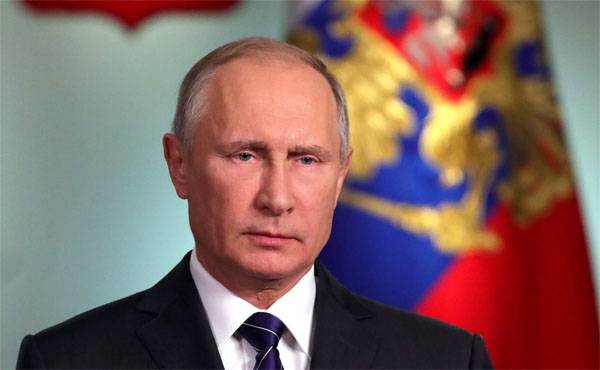 Levada Center: Russen in Wladimir Putin fühlen sich von der Tatsache angezogen, dass er ein "richtiger Mann" ist