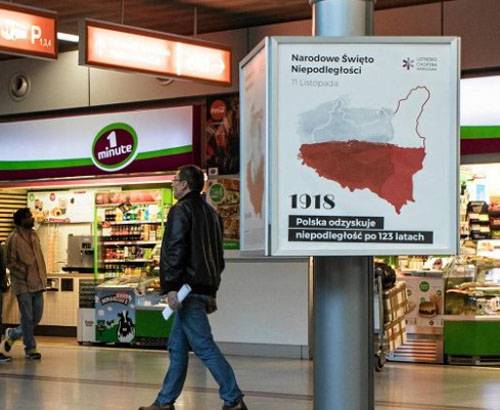 Am Warschauer Flughafen hingen Karten von Polen mit den ankommenden Ländern Litauen, der Westukraine und Weißrussland