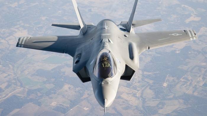 Britannia harkitsi F-35:n ostojen vähentämistä