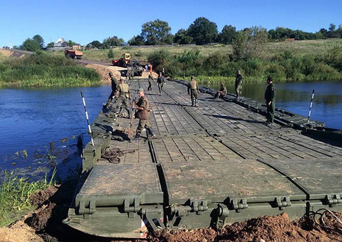 Les troupes des chemins de fer du district militaire central de l'Oural et de la Sibérie ont reçu de nouveaux pontons autopropulsés