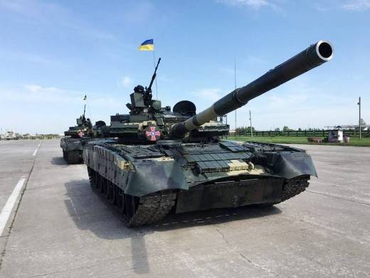 Ukrainische Marinesoldaten erhalten eine Ladung reparierter T-80