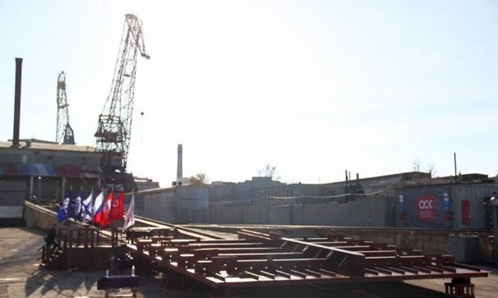 At Sevmorzavod, the first heavy floating crane was laid in 12 years