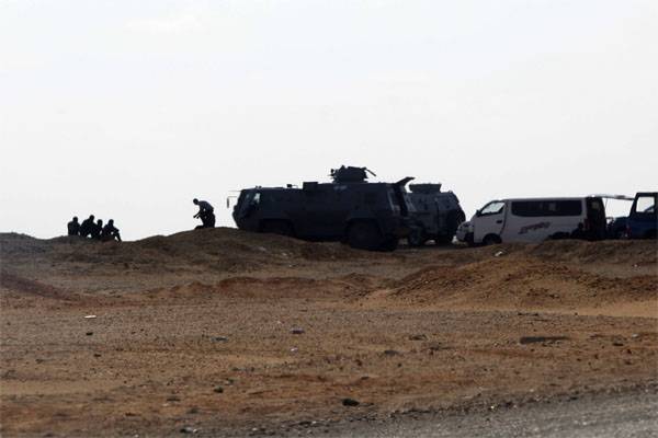 Hélicoptères de combat et véhicules blindés participant à une opération spéciale dans le Sinaï