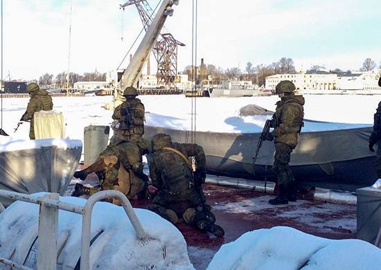 Ejercicios antipiratería de marines en San Petersburgo.