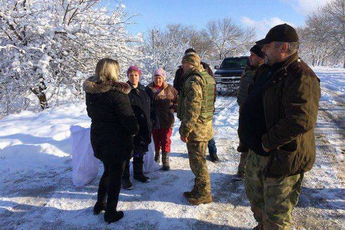 En Ucrania, se quejó de la hostilidad de los habitantes de las fuerzas armadas ucranianas capturadas de las aldeas de Donetsk