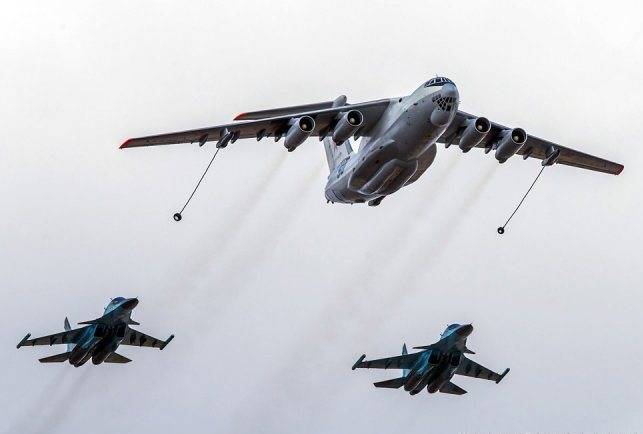 In the Southern Military District, Su-30CM fighters have worked refueling in the air.