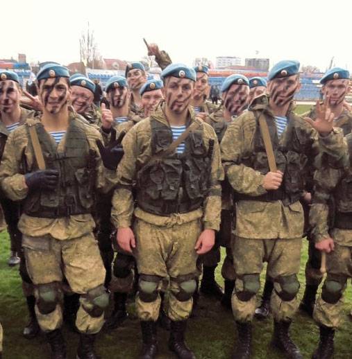 De commandant van de Airborne Forces presenteerde een gevechtsbanner aan de gevormde DSHB in Feodosia