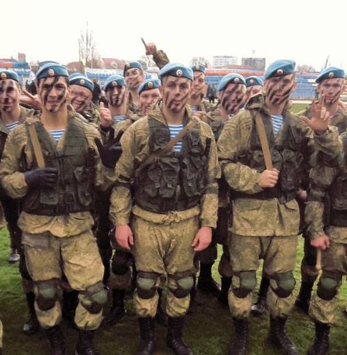 El Comandante de las Fuerzas Aerotransportadas entregó la bandera de batalla a la CSB formada en Feodosia