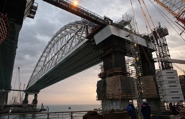 L'installazione di campate della parte automobilistica del ponte di Crimea sarà completata entro la fine dell'anno.