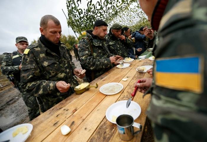 Sour milk instead of meat: What is feeding Ukrainian soldiers?