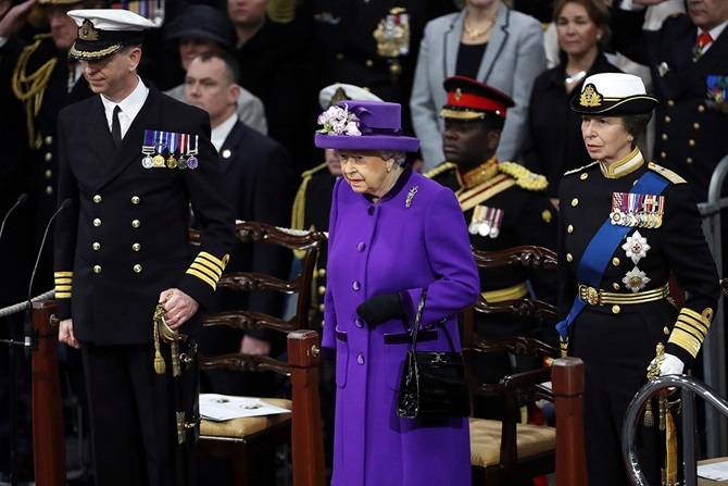 Le porte-avions Queen Elizabeth officiellement accepté dans la marine britannique