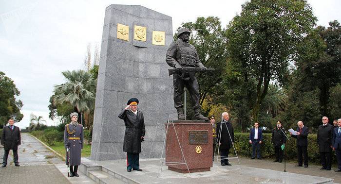 Abhazya'da Rus barış gücü anıtının dikilmesi