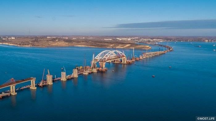 Span del ponte di Crimea collegato all'arco