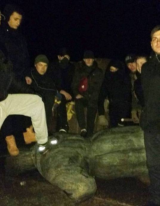 チェルニーヒウ近郊のネオ・バンデライト派がウクライナのパルチザン部隊司令官の記念碑を破壊