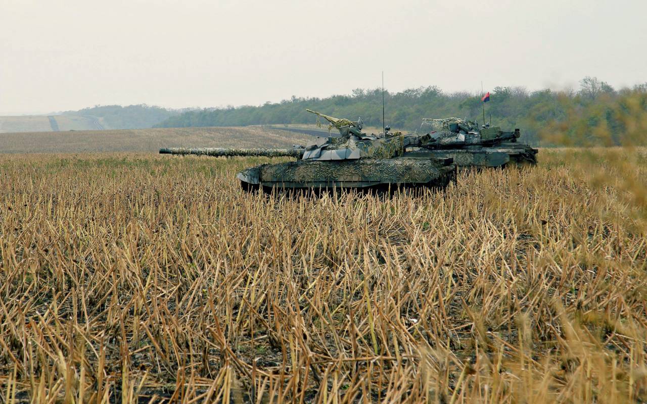 На танке Т-64Б1М стоит двигатель 5ТДФ мощностью 700 л. с. На базовой версии...