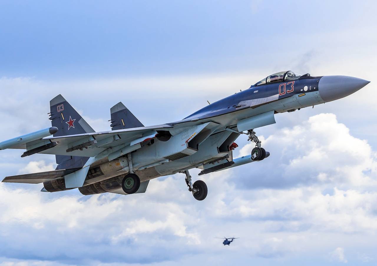 На прошлой неделе два американских истребителя F-22 перехватили российские Су...