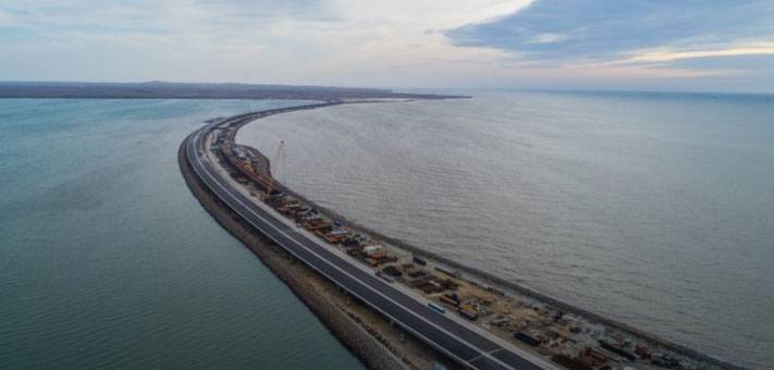 Assemblage terminé de la partie routière du pont de Crimée