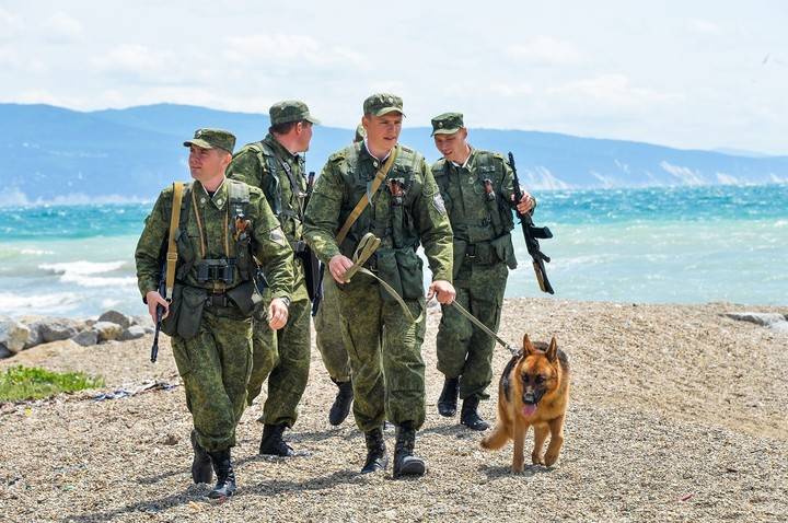 Il servizio di frontiera russo riceverà granate leggere e bastoni di gomma