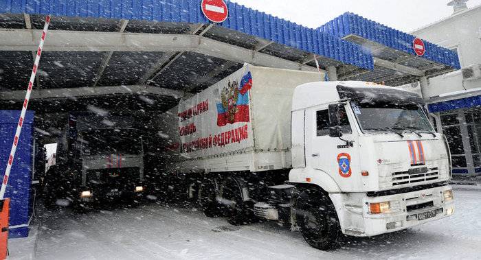 Ein Gummikonvoi des Ministeriums für Notsituationen brachte Neujahrsgeschenke in den Donbass