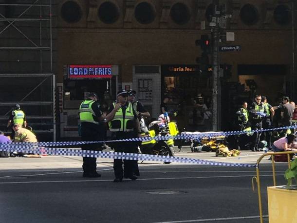 Melbourne'de bir araba insan kalabalığına girdi