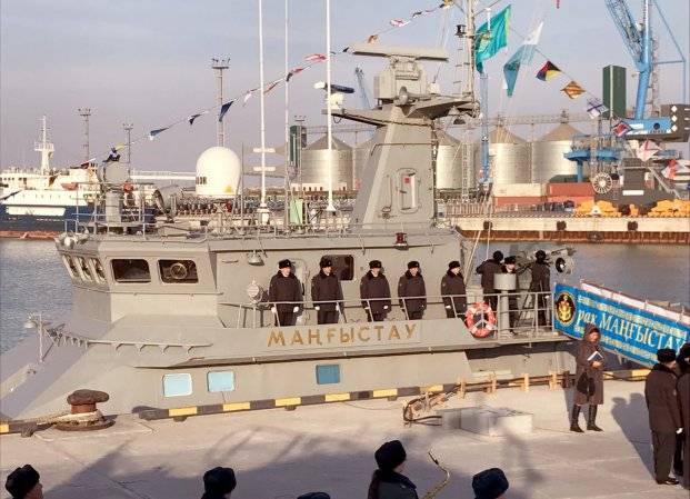 Kazakistan donanmasının bileşimi roket topçu gemisini tanıttı