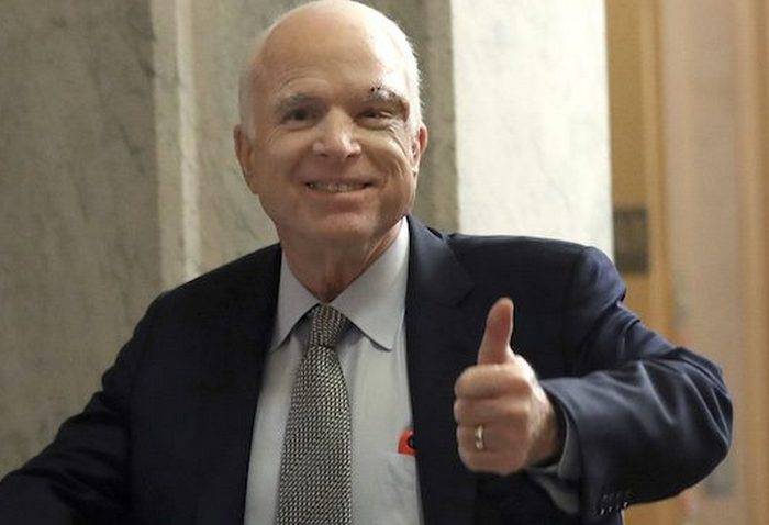 McCain considera la entrega de complejos de jabalina a Ucrania "un paso en la dirección correcta"