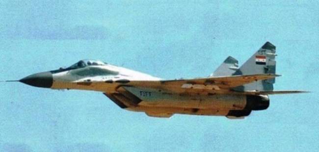 MiG-29는 위험한 비행으로 시리아 전투기를 기쁘게 했습니다.